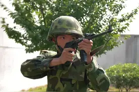 第一次坐上“绿疙瘩”，车上的兵哥哥名不虚传！图片