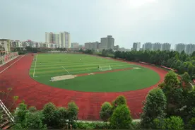 足球场太少了，以后可以去校园足球场踢球了？图片