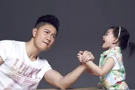 萌宝奥利当姐姐啦，李小鹏一家迎来二宝图片