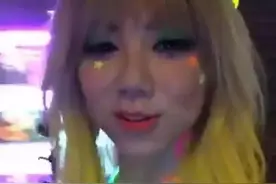 邓紫棋变荧光金鱼吓呆路人！皮裤小天后啥时候能穿点正常的衣服？图片