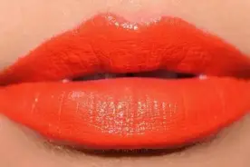 夏季最活力的季节，唇膏也该跟上夏日的节奏，橘色唇膏必须来一只图片