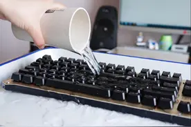 键盘防水哪家强？血手幽灵光轴二代机械键盘防水暴力视频测试图片