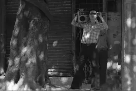 90年代农村小伙泡妞必备神器：吉他、墨镜、录音机图片