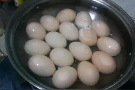 鸡蛋被水弄湿了，几天之后的变化吓了我一跳，原来如此！图片