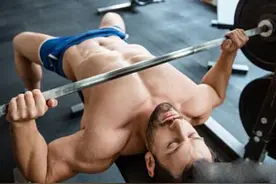 胸肌很有型！但你卧推重量达标了吗？图片