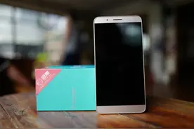 荣耀的这个电话充满心机，镜头竟可以翻转180°图片