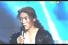 咆哮哥张艺源这回不敢咆哮了！当着吴京老婆谢楠的面，向评委道歉视频封面