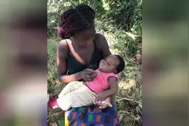 非洲的孩子原来是这样喂牛奶的，简单粗暴啊！