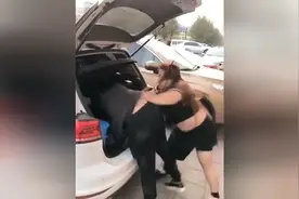 胖妞恶搞路人被人揍，太逗了，真的要笑死我了视频封面