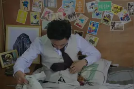 大早晨起来，一位男士抱着另一位男士的脚丫子亲，这画风也是够呛