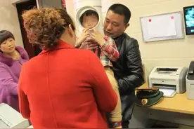 父母一个没看住，宁波5岁男孩竟把这个套到头上！图片