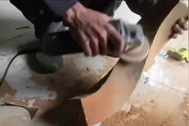 木工师傅徒手打造欧式楼梯扶手的过程，手艺真不错