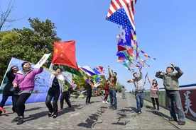 早班车丨花好晴空绽 放飞中国梦图片