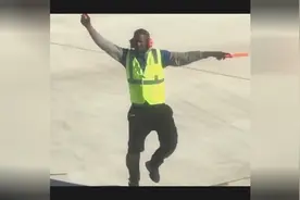 地勤小哥指挥飞机一言不合就跳舞，我竟然情不自禁打起了拍子