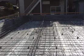 日本装修现场实拍，小木屋如何防潮？答案是地基钢筋下铺上塑料布