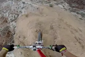 第一视角实拍断崖后空翻 有多刺激？这位车手的死因是心脏病视频封面