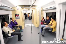 广佛肇三地市民坐城轨"尝鲜" 接驳公交少市民难言方便图片