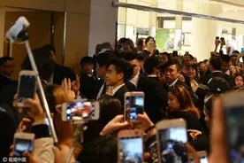 放开我老公！彭于晏南京捞金引围观 西服加身不秀肌肉型男范十足图片
