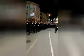 中国人民解放军在红场高唱喀秋莎，俄罗斯人民欢呼鼓掌视频封面