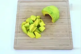 小南瓜处理 今天教大家处理南瓜，如何去皮、切片、切块