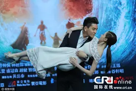 张天爱一字肩玩优雅可攻可守 被王大陆公主抱图片