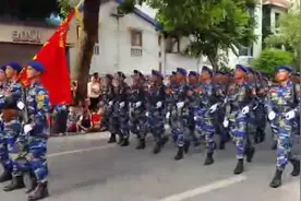 越南阅兵，这女兵衣服真让我无语，你们知道这是什么军种吗视频封面