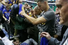 四球迷等待库里签名时从看台掉落图片