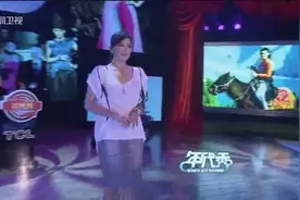 年代秀：国际名模岳梅现场表演不同类型的走秀，太恰当了