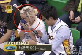 疯狂的科密：闻科比球衣球鞋 喝他喝过的水图片