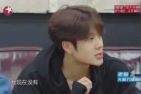 王嘉尔泳池空翻 爆料之前谈过四五个女朋友