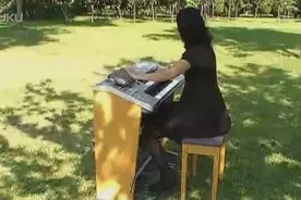 你还记得汤姆追杰瑞时的曲子吗？美女手脚并用弹奏猫抓老鼠