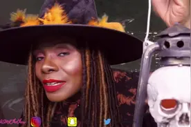 黑人阿姨打扮成这样吃跳跳糖