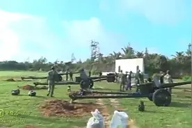 真能干！越军用桶装水清洗炮膛