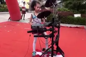 学校音乐大赛，小姑娘架子鼓看傻所有师生！视频封面