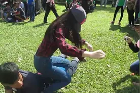 实拍越南相亲现场，哪位男嘉宾身上爆的气球最多就可以牵手女嘉宾视频封面