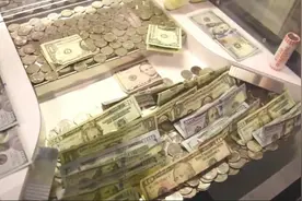 老外推币机！推折叠满满的美元！视频封面