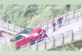 独家揭秘：牛叉路虎怎么从天门山999级近50°陡坡阶梯上开下来