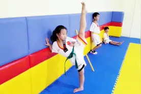 跆拳道控腿训练及180度朝天踢起腿方法，柔韧性太好了！视频封面