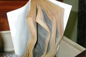 麻辣：被水弄湿的书本皱巴巴弄不平？教你一招还你一个新课本