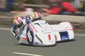 时速超过200公里，副车手还不断换姿势！世界最快边三轮摩托车赛视频封面