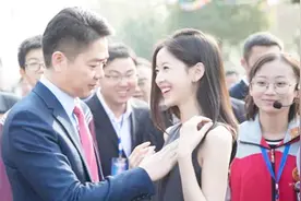 章泽天陪刘强东参加母校90周年庆，夫妻甜蜜牵手，全程备受注目视频封面