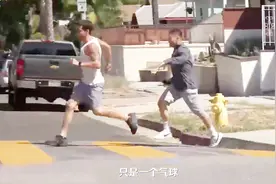 作死恶作剧：小伙街头扎爆气球恶搞路人，被路人追了半条街视频封面