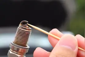 别被4S店忽悠了！200块的火花塞并不能省油，换这种20块的就够用视频封面