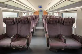 高铁往反方向开时，车上的座位是怎么转过来的？看完大开眼界