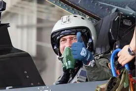 巴铁司令试驾歼11，解放军表示：不必大惊小怪，要学会适应视频封面