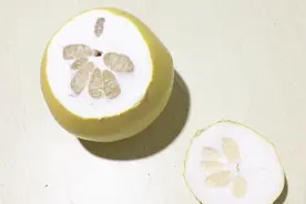 卖水果的阿姨教我剥柚子的窍门，柚子这样剥，别提多方便了