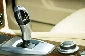 驾驶自动挡车的注意事项！3个不可3个必须一定要记住！视频封面