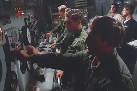 上世纪六十年代一部绝对爆棚的电影，美军核潜艇在水下惊魂视频封面