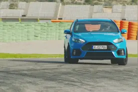 福克斯RS赛道漂移，山路狂飙！福特打造最有驾驶乐趣的性能钢炮视频封面