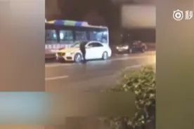 浙江杭州：男子挥舞双截棍马路上砸车 结果被人过肩摔视频封面